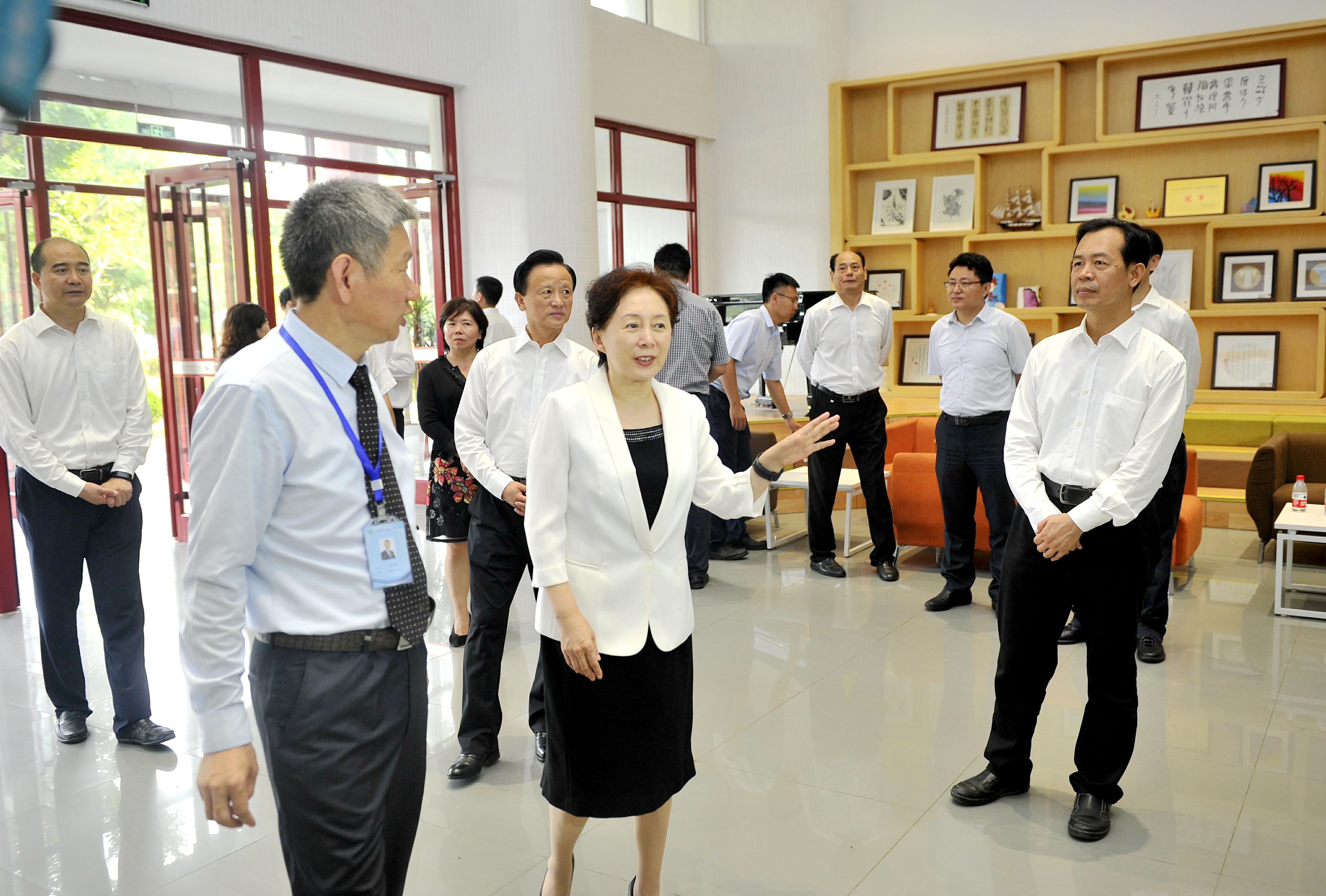 市政协主席雷杰到济南第十四中学参加秋季开学升国旗仪式